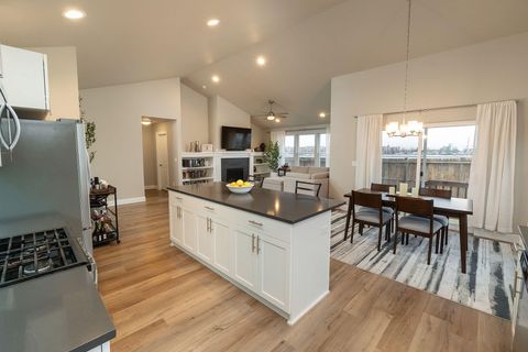 Tiny photo for 1811 NE 3rd Street, Redmond, OR 97756 (MLS # 220219798)