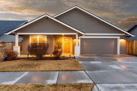 Photo of 1811 NE 3rd Street, Redmond, OR 97756 (MLS # 220219798)