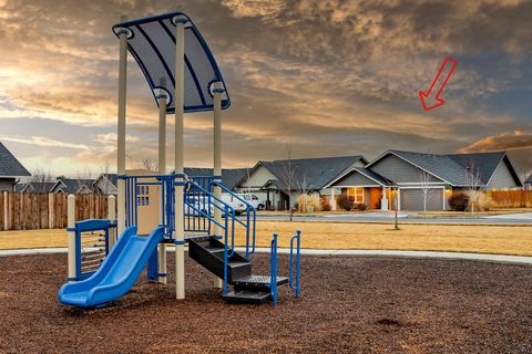 Tiny photo for 1811 NE 3rd Street, Redmond, OR 97756 (MLS # 220219798)