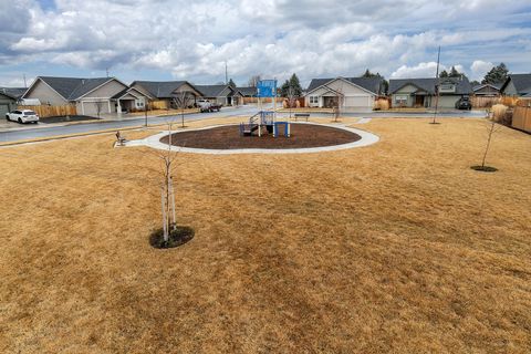 Tiny photo for 1811 NE 3rd Street, Redmond, OR 97756 (MLS # 220219798)