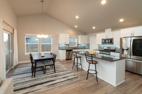 Tiny photo for 1811 NE 3rd Street, Redmond, OR 97756 (MLS # 220219798)