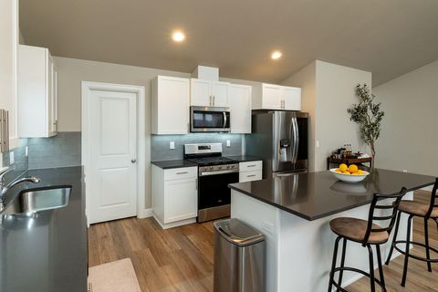 Tiny photo for 1811 NE 3rd Street, Redmond, OR 97756 (MLS # 220219798)