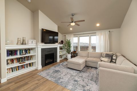 Tiny photo for 1811 NE 3rd Street, Redmond, OR 97756 (MLS # 220219798)