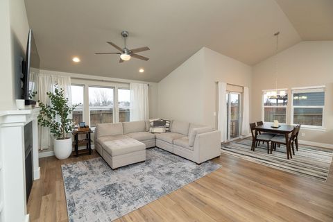 Tiny photo for 1811 NE 3rd Street, Redmond, OR 97756 (MLS # 220219798)