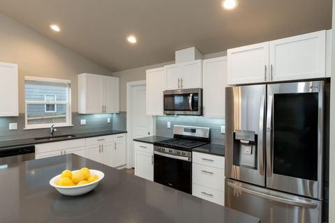 Tiny photo for 1811 NE 3rd Street, Redmond, OR 97756 (MLS # 220219798)