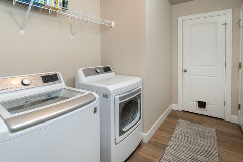Tiny photo for 1811 NE 3rd Street, Redmond, OR 97756 (MLS # 220219798)