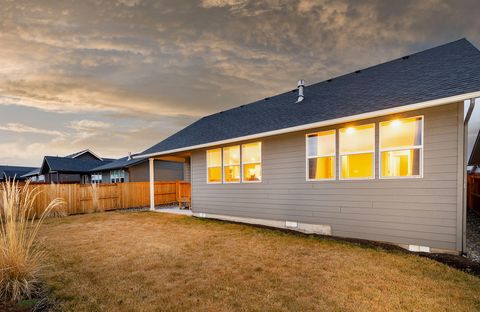 Tiny photo for 1811 NE 3rd Street, Redmond, OR 97756 (MLS # 220219798)
