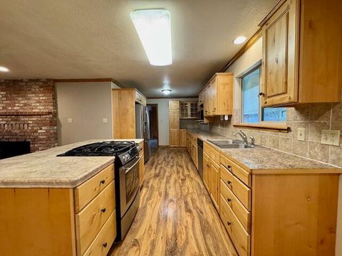 Tiny photo for 1640 Southgate Way, Grants Pass, OR 97527 (MLS # 220213975)