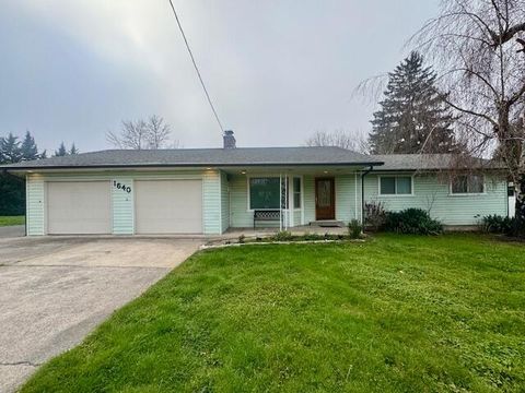 Photo of 1640 Southgate Way, Grants Pass, OR 97527 (MLS # 220213975)