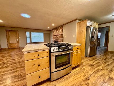 Tiny photo for 1640 Southgate Way, Grants Pass, OR 97527 (MLS # 220213975)