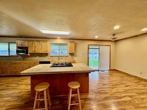 Tiny photo for 1640 Southgate Way, Grants Pass, OR 97527 (MLS # 220213975)