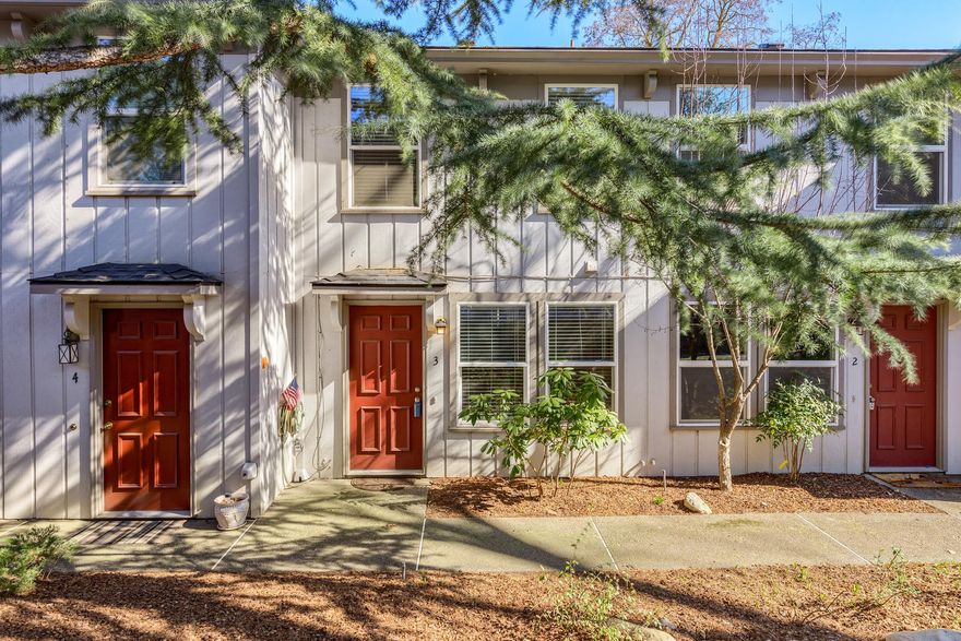 Come live a low maintenance life in style! Tucked back off the main road is this beautiffy renovated condo just a few blocks from the plaza and Lithia Park in
downtown Ashland. This 2 bedroom, 1.5 bath home has been recently updated and ALL appliances are included. Here are just a few of the upgrades: new
HVAC system, new flooring throughout, new interior and exterior doors, new interior paint, new recessed canned lighting and upgraded fixtures, new interior
paint, newly textured ceilings, new window treatments throughout. Really, nothing left to do except move-in and start living your best life in this adorable town.