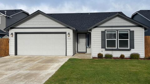 Photo of 3665 Durst Street, Medford, OR 97504 (MLS # 220212389)