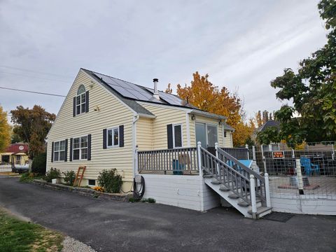 Tiny photo for 2234 Garden Avenue, Klamath Falls, OR 97601 (MLS # 220210908)