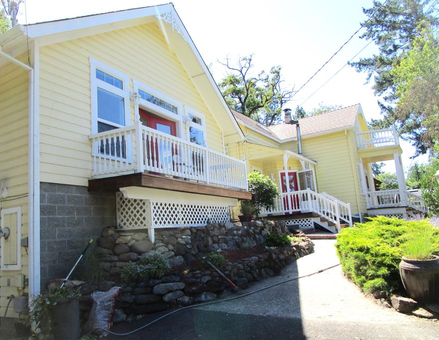 Just minutes away from downtown Jacksonville and the Brit. Rare opportunity, charming, historical (Hattie Rheems White home). Unique property with 3 separate structures, family house, ADU, and a log finished art studio with bath amenities. Possible short term vacation rental. Buyer responsible for all due diligence.