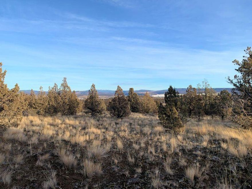 Beautiful parcel NW of Prineville; behind Facebook. Nice views. Level lot. Power to property and septic
feasibility completed.