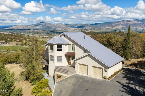 Photo of 4375 Pioneer Road, Medford, OR 97501 (MLS # 220229331)