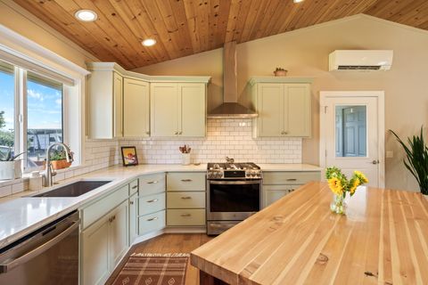 Tiny photo for 24855 Deer Lane, Bend, OR 97701 (MLS # 220223119)