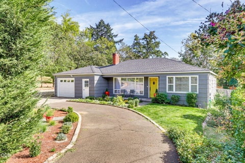 Photo of 2418 Hillcrest Road, Medford, OR 97504 (MLS # 220228773)