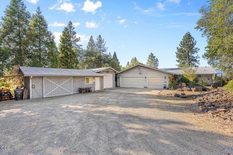 Photo of 758 Summit Loop, Grants Pass, OR 97527 (MLS # 220228828)