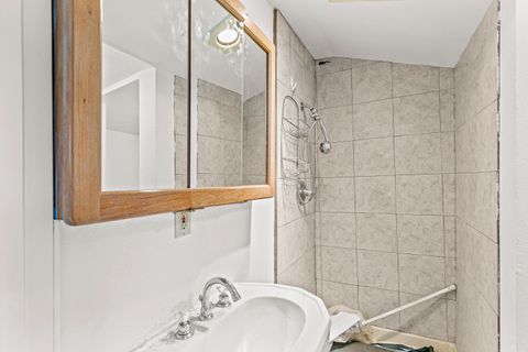 Tiny photo for 528 Pearl Street, Medford, OR 97504 (MLS # 220217003)