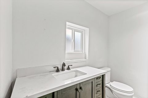 Tiny photo for 528 Pearl Street, Medford, OR 97504 (MLS # 220217003)