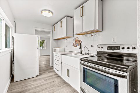 Tiny photo for 528 Pearl Street, Medford, OR 97504 (MLS # 220217003)