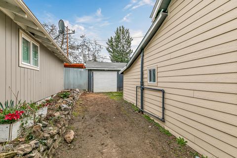 Tiny photo for 528 Pearl Street, Medford, OR 97504 (MLS # 220217003)