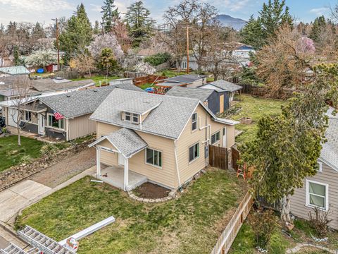 Tiny photo for 528 Pearl Street, Medford, OR 97504 (MLS # 220217003)