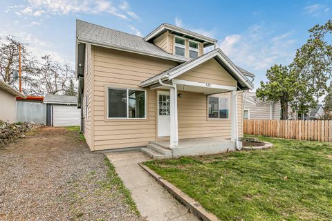 Photo of 528 Pearl Street, Medford, OR 97504 (MLS # 220217003)