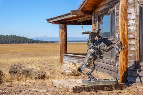 Tiny photo for 300 Road 49 Silverlake Highway, Chiloquin, OR 97624 (MLS # 220224864)