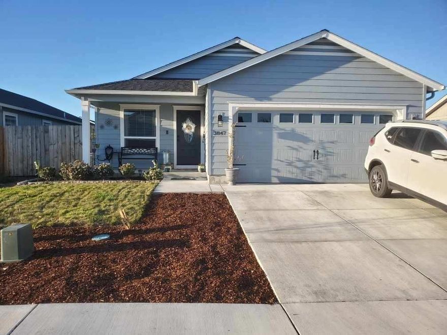 Beautiful newer 3 bedroom, 2 bath home in newer subdivision. Home is in excellent condition and comes with Custom Cabinets and Granite in Kitchen and Bathrooms, Vaulted ceilings, Laminate Flooring in Kitchen/Dining Room and Master bedroom has large walk-in closet.