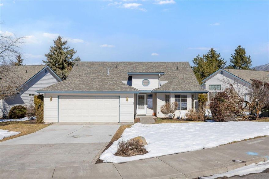 Discover comfort and style at Harbor Isles, where this inviting 3-bed, 2-bath condo offers seamless one-level living. Recently updated with fresh paint, new stainless steel appliances, new water heater and new flooring, it radiates a modern charm that's both welcoming and contemporary. Nestled against the backdrop of Harbor Isles Golf Course, enjoy serene views and easy access to leisurely rounds. Ideal for those seeking convenience and elegance in one of the area's most sought-after communities.