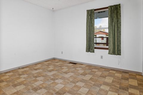 Tiny photo for 450 Fulton Street, Klamath Falls, OR 97601 (MLS # 220215729)
