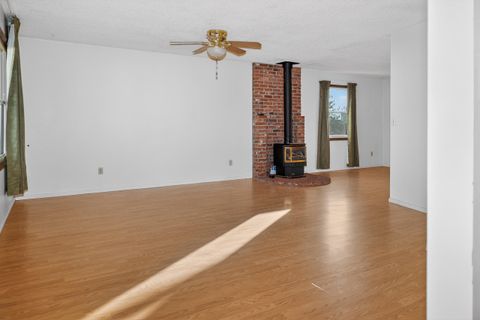 Tiny photo for 450 Fulton Street, Klamath Falls, OR 97601 (MLS # 220215729)