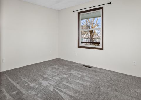 Tiny photo for 450 Fulton Street, Klamath Falls, OR 97601 (MLS # 220215729)