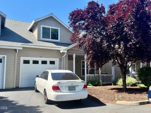 Photo of 1910 Pebble Way, Medford, OR 97504 (MLS # 220222659)