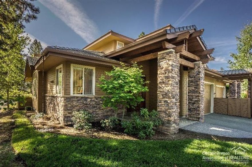 Fabulous views down the 18th Fairway of Broken Top Golf Course from this beautiful townhome. Main level master suite w/large w/in closet & private access to back patio overlooking the golf course. The perfect spot to watch the sunrise w/your morning cup of coffee. For your visiting friends & family, there are 2 additional full en-suite bedrooms & loft on the second level. This unique property features a 2-car garage & is located on a corner lot inside the gates of Bend's premier golf community.