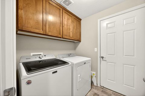 Tiny photo for 1247 Shafer Lane, Medford, OR 97501 (MLS # 220215673)