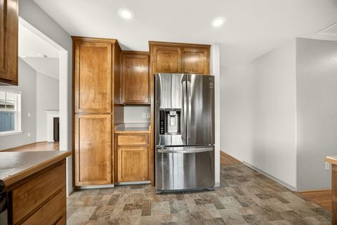 Tiny photo for 1247 Shafer Lane, Medford, OR 97501 (MLS # 220215673)