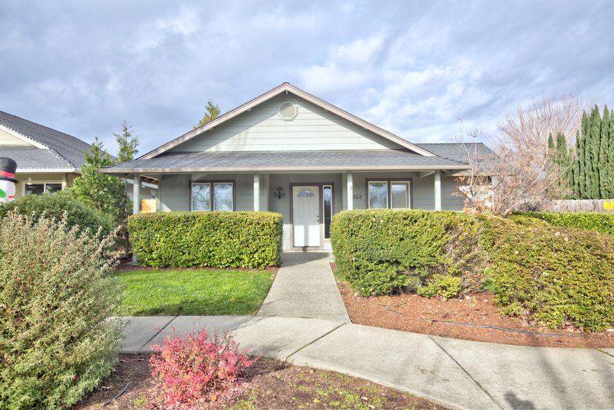 Nice, clean, move-in ready, 3 bedroom/2 bath home in the Redwood Ave area. Mountain views from the living room windows. Open flow floor plan with large entertaining kitchen - Vaulted ceilings, laminate flooring throughout, granite countertops. The master suite is spacious with a double vanity, jetted tub, separate shower, enclosed toilet, and walk-in closet. Lovely Home and just a short distance to schools and shopping.