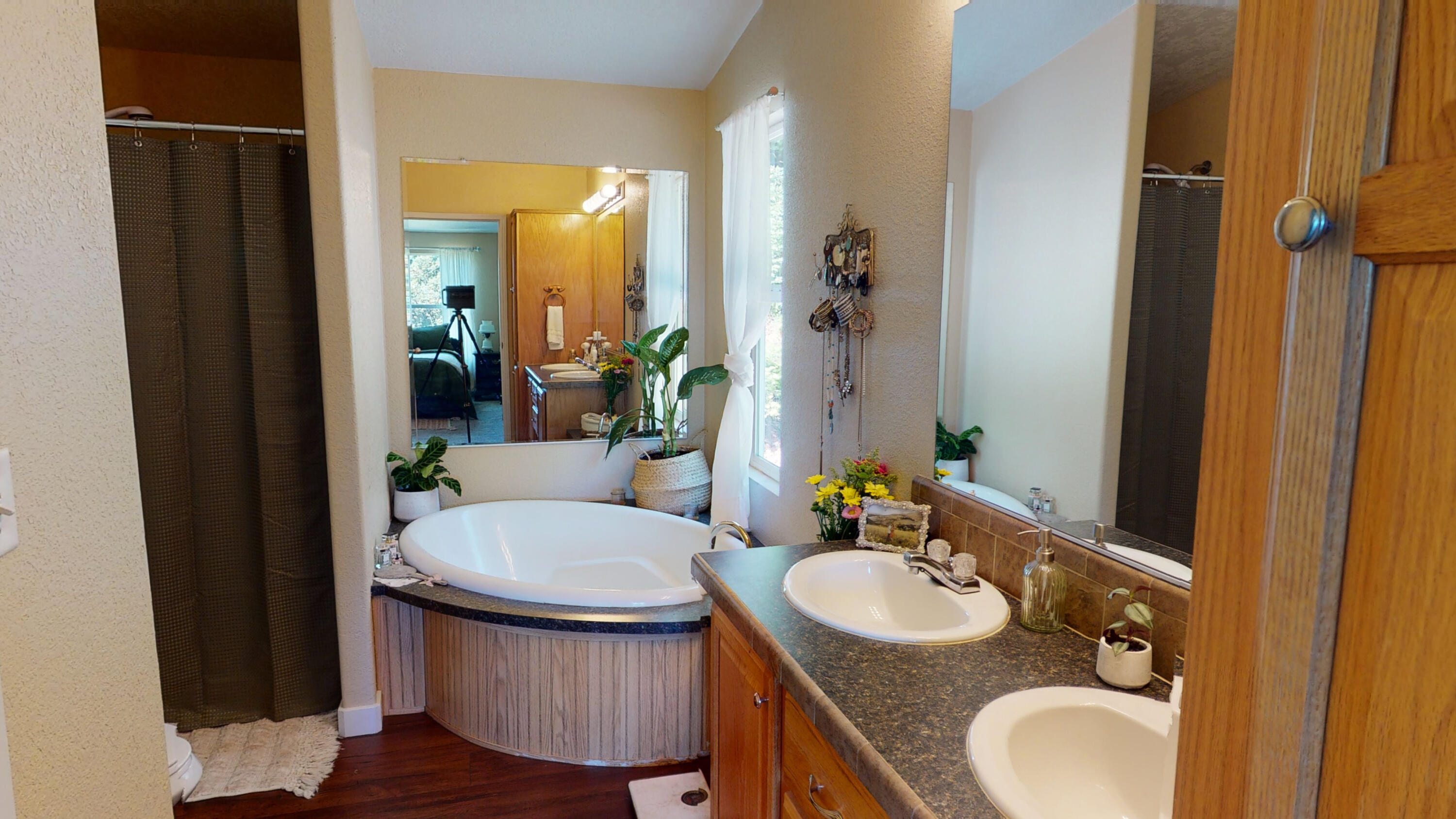 Glendale, Tow NOf Julia - Residential