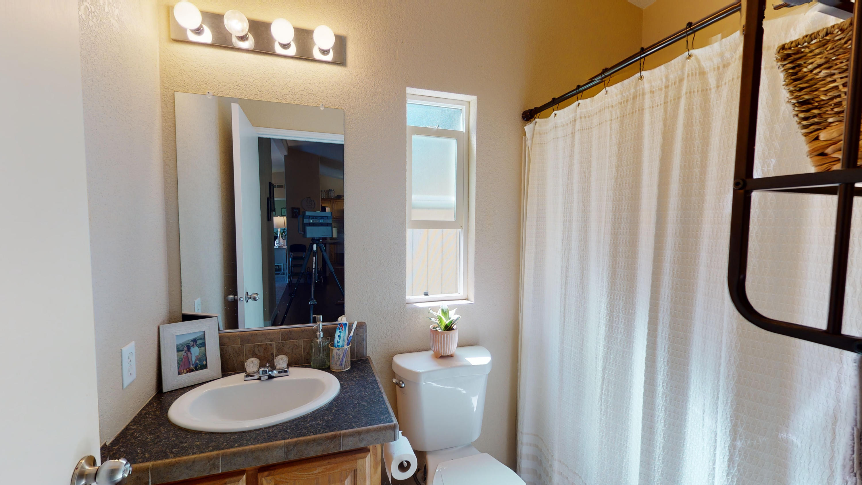 Glendale, Tow NOf Julia - Residential