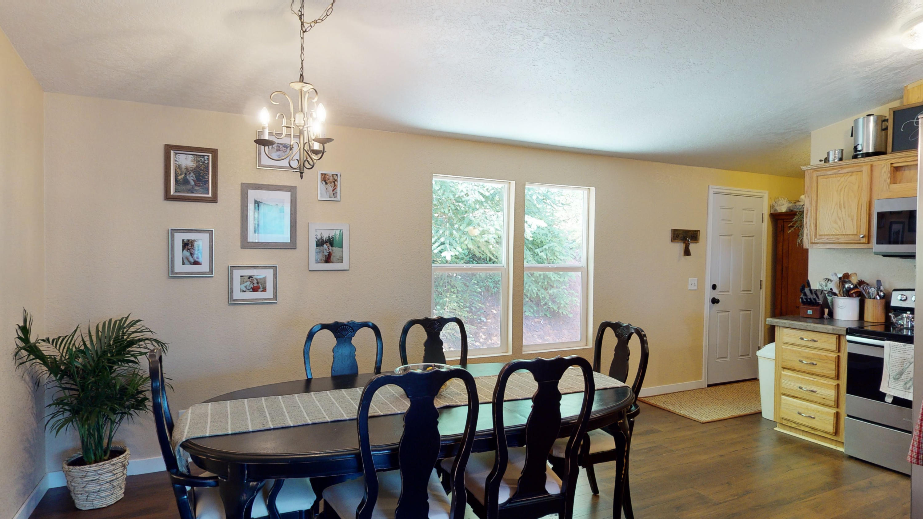 Glendale, Tow NOf Julia - Residential