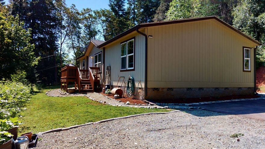 Wonderful views from this 2005 Oakwood manufactured home. 3 bedrooms, 2 full bathrooms with a split floor plan. Large .32 acre lot with lots of privacy behind house. Home has recently been remodeled, with new paint, new floors, new stainless steel appliances and landscaping. Plenty of room on this property to build your own shop/garage. All information is deemed reliable, and not verified.