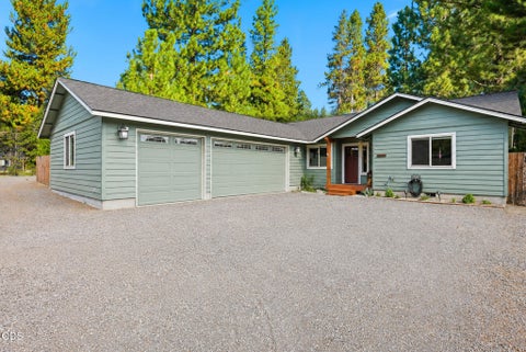 Photo of 17024 Kingsburg Road, Bend, OR 97707 (MLS # 220226977)