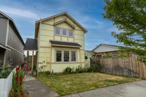 Photo of 374 NW 25th Street, Redmond, OR 97756 (MLS # 220225936)