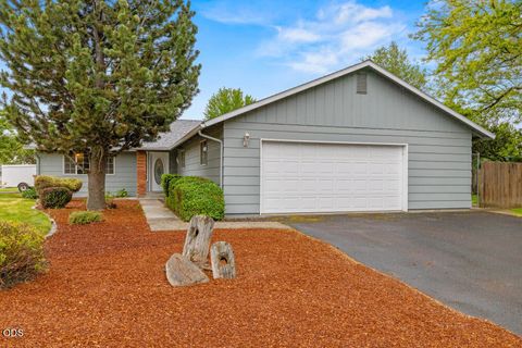 Tiny photo for 5292 Gatewood Drive, Klamath Falls, OR 97603 (MLS # 220223078)