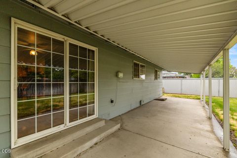 Tiny photo for 5292 Gatewood Drive, Klamath Falls, OR 97603 (MLS # 220223078)