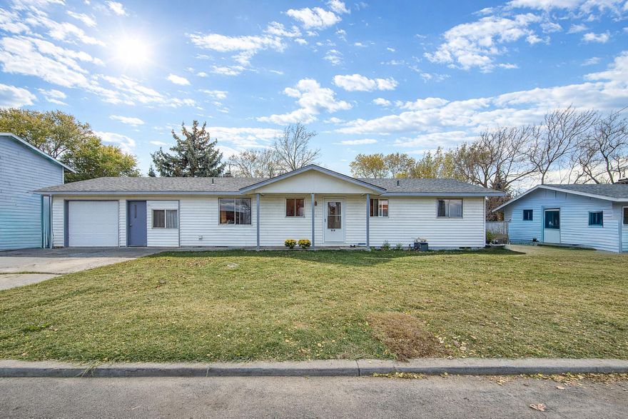 Perfect starter home or investment opportunity in Prineville, Oregon! This 3 bedroom, 1 bath home offers newer laminate flooring throughout the home and a freestanding gas stove in the living room that is highly efficient and heats the entire home-great for Central Oregon winters. Outside, enjoy a huge full fenced backyard with alley access, an irrigation well for the lawn (Seller has never used it), and a 2-car garage (one bay enclosed With a man door for laundry area and a work shop space).
Whether you're a first-time home buyer or an investor looking for a rental in Central Oregon, this property checks all the boxes.